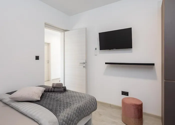 Apartment Luxury Lorena - Private Heated Pool -