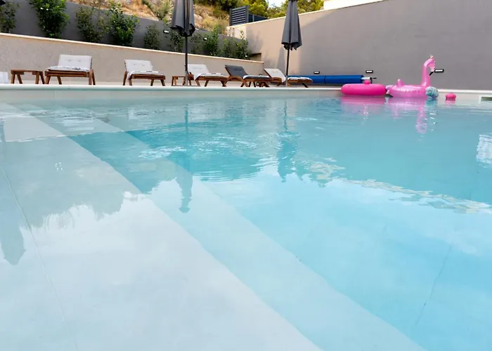 Apartment Luxury Lorena - Private Heated Pool -