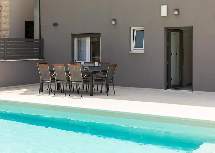 Apartment Luxury Lorena - Private Heated Pool - Jesenice (Split-Dalmatia)