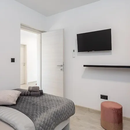 Apartment Luxury Lorena - Private Heated Pool -