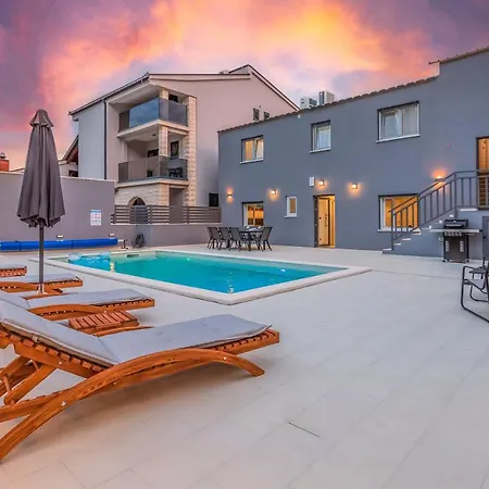 Luxury Lorena - Private Heated Pool - Apartment Jesenice (Split-Dalmatia)