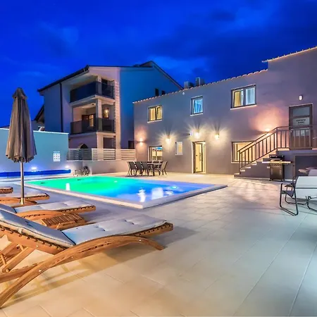 Luxury Lorena - Private Heated Pool -