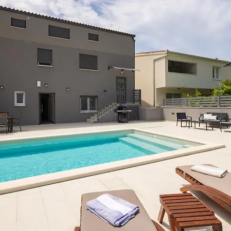 Apartment Luxury Lorena - Private Heated Pool - Jesenice (Split-Dalmatia)