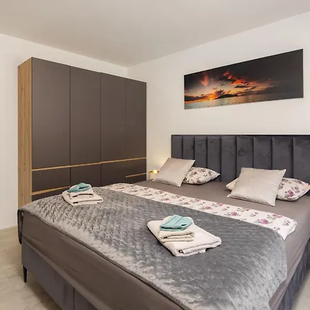 Luxury Lorena - Private Heated Pool -