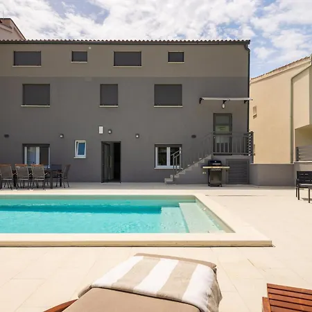 Luxury Lorena - Private Heated Pool - Apartment Jesenice (Split-Dalmatia)